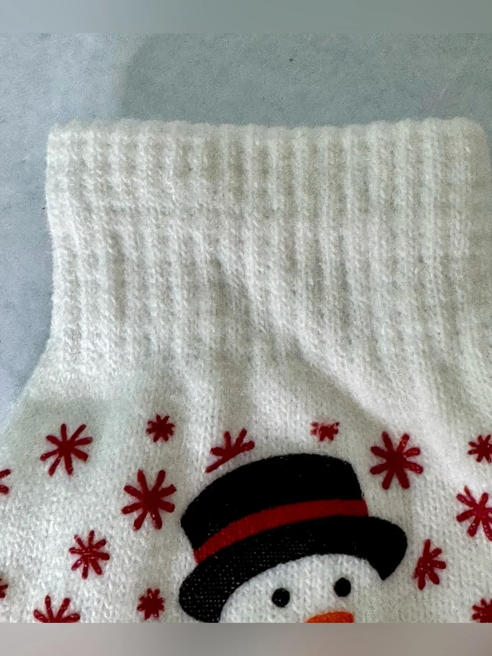 Red & Cream Frosty Sweater Gloves